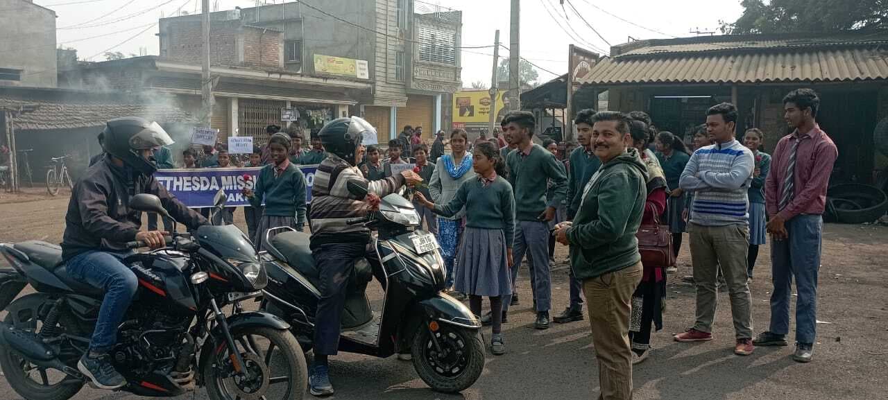 छात्रों ने ट्रैफिक नियमों का पालन करने के लिए किया जागरूक