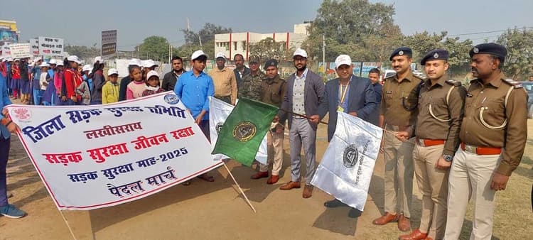 सड़क सुरक्षा को ले स्कूली बच्चों ने निकाली जागरूक रैली