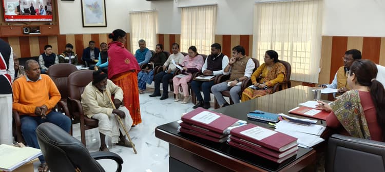 जनता दरबार में डीएम ने फरियादियों को न्याय का दिलाया भरोसा