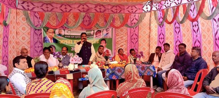 अंबेदकर रथ सह जन संवाद यात्रा पहुंची नया गांव, जदयू कार्यकर्ता ने किया स्वागत