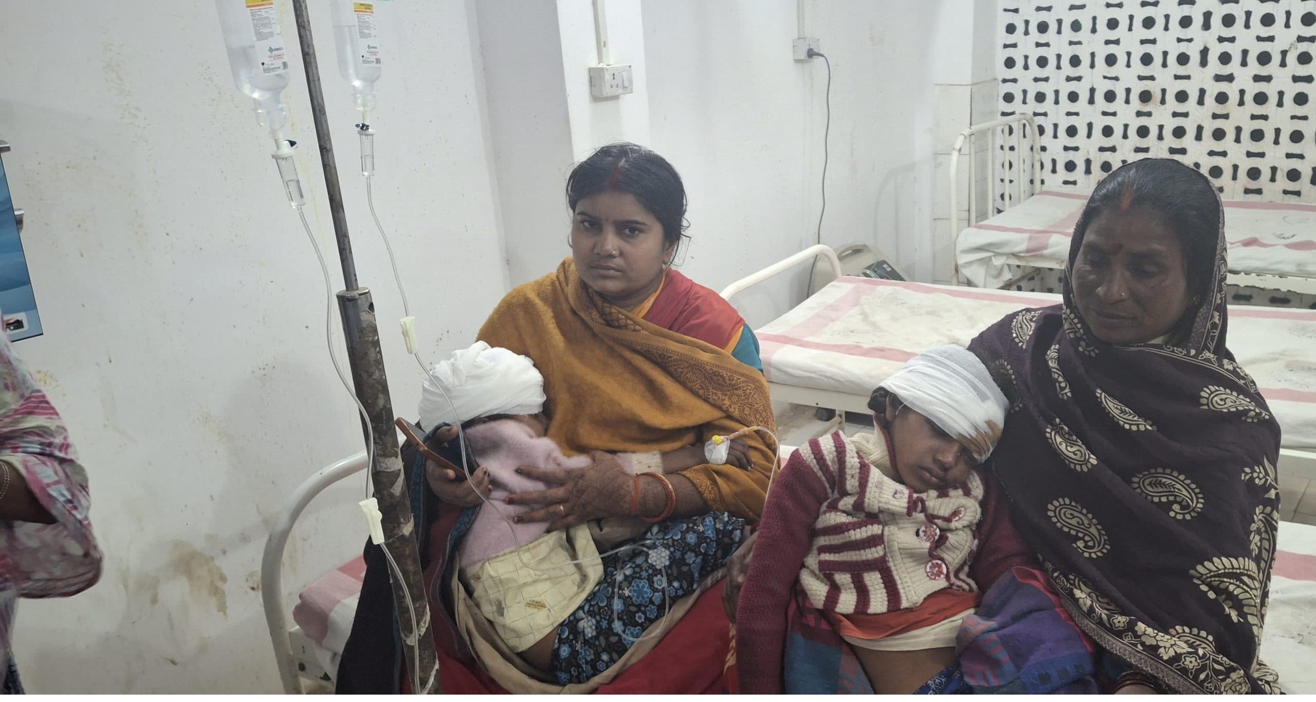 छत से गिरकर दो सगी बहनें जख्मी, रेफर