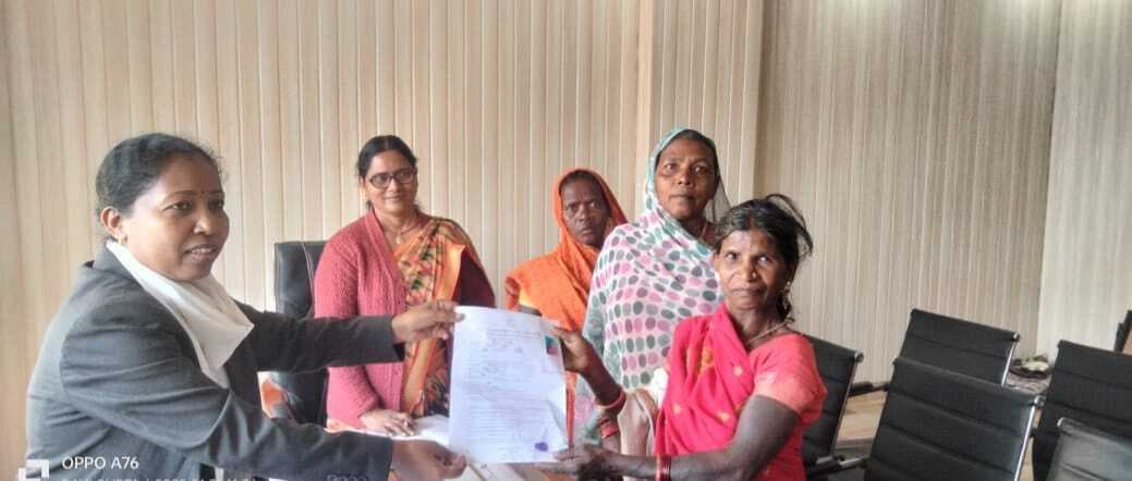 साप्ताहिक जनता दरबार में आये ग्रामीणों के आवेदन