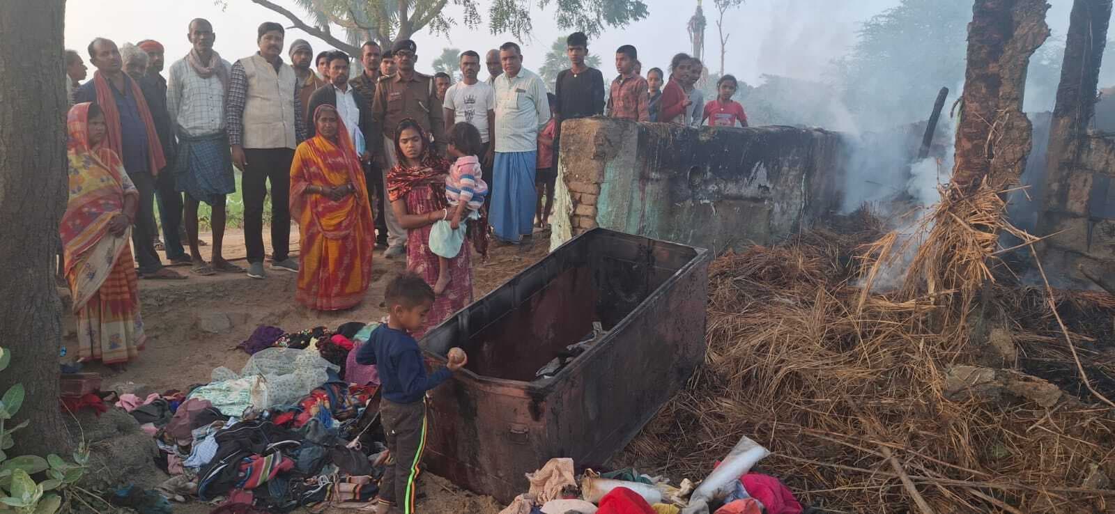 आग लगने से दो घर जलकर राख