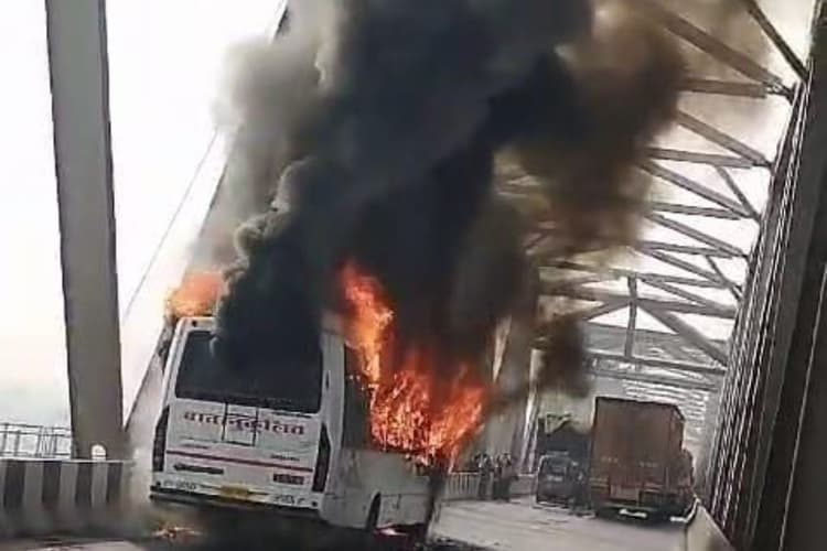 Bihar News: महात्मा गांधी सेतु पर यात्रियों से भरी बस में लगी आग, सील किया गया पुल