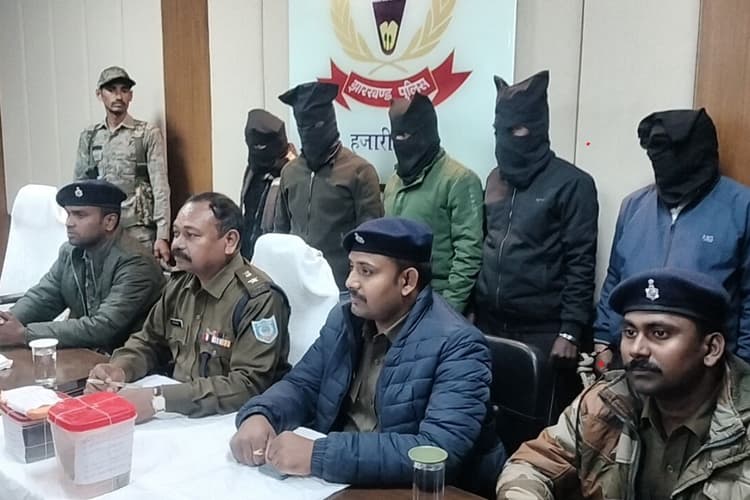 Hazaribagh Crime: अंतरराज्यीय अफीम तस्कर गिरोह का भंडाफोड़, 700 ग्राम अफीम और एक लाख कैश के साथ पांच अरेस्ट