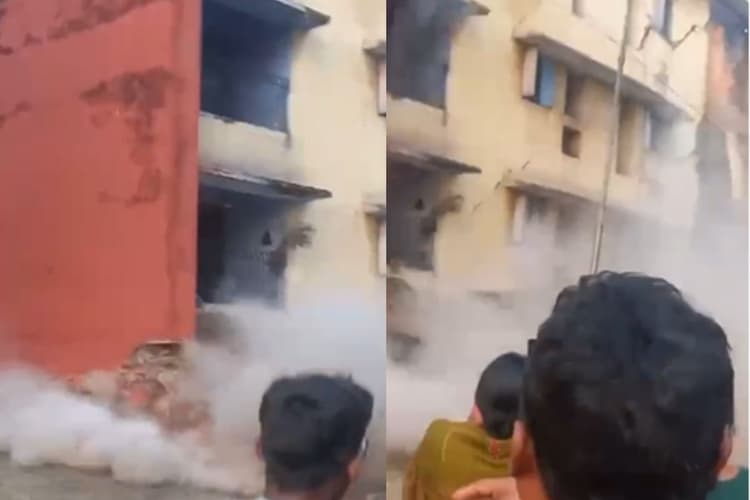 झारखंड में 'ताश के पत्तों की तरह' भरभरा कर गिरी बिल्डिंग, बाल-बाल बचे लोग, पेड़ के नीचे गुजार रहे रात, देखें Video