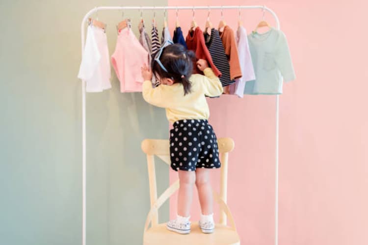 Parenting Tips: रात में बच्चों के कपड़े घर से बाहर क्यों नहीं सुखाने चाहिए? जानें धार्मिक और वैज्ञानिक कारण