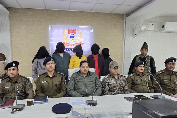 Palamu Crime: विदेशी शराब दुकान से 45 लाख गबन को छिपाने के लिए दोस्तों के साथ की चोरी, देसी कट्टे और कैश के साथ 5 अरेस्ट