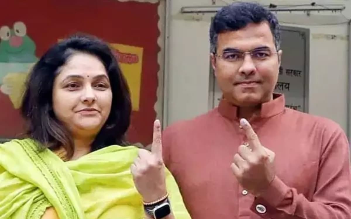 केजरीवाल के खिलाफ पति पत्नी लड़ेंगे चुनाव, नई दिल्ली सीट से स्वाति सिंह ने किया नामांकन