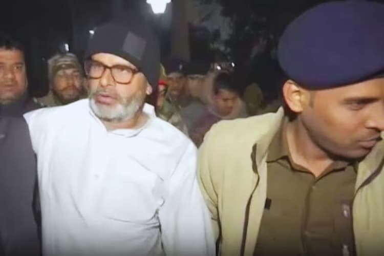 Video: कंबल ओढ़ सो रहे थे प्रशांत किशोर, कोहरे के बीच अचानक पहुंची पुलिस और ऐसे टांग कर ले गई