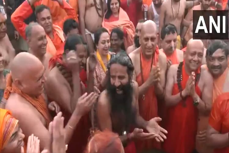 Mahakumbh 2025: स्वामी रामदेव की ऐसी डुबकी देख हंस पड़ी हेमा मालिनी, वीडियो हो रहा वायरल