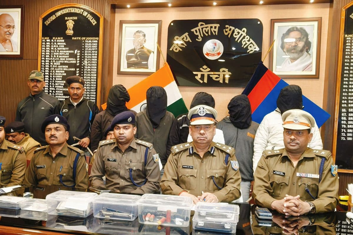 Ranchi Crime: पंडरा में 13 लाख की लूट और फायरिंग मामले में आठ अरेस्ट, अपराधियों ने दिनदहाड़े लूटे थे रुपए
