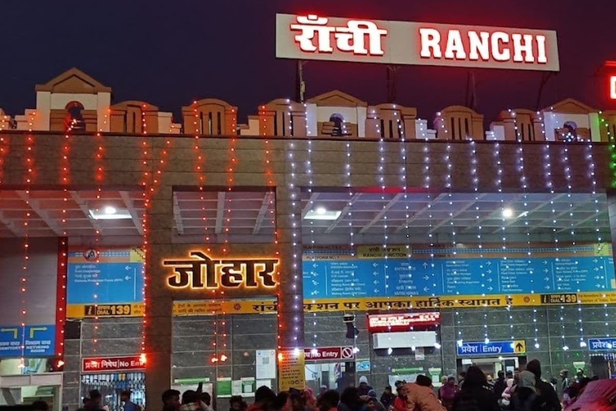 Watch Video: चलती ट्रेन में चढ़ती महिला रांची रेलवे स्टेशन पर बाल-बाल बची, आरपीएफ के हेड कॉन्स्टेबल ने ऐसे दिया नया जीवन