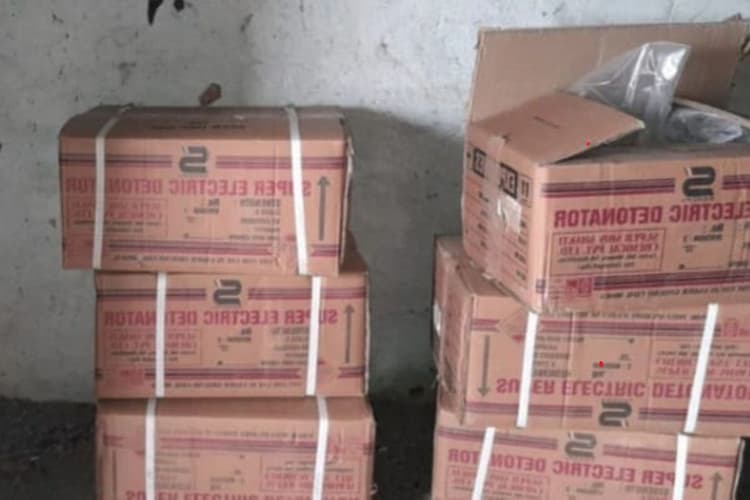 West Bengal News: बीरभूम के जंगल में छापेमारी, एक घर से विस्फोटकों का जखीरा बरामद