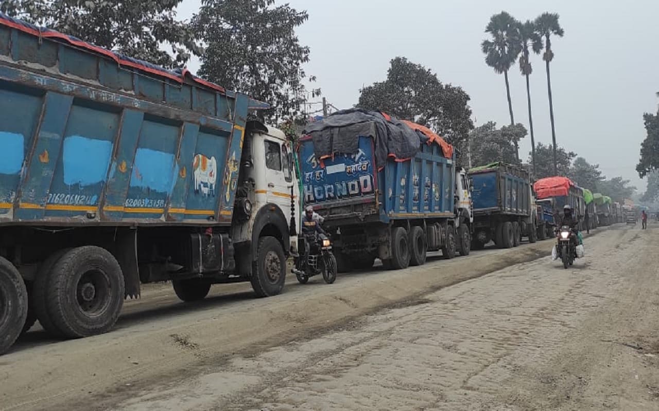 भागलपुर में ओवरलोड ट्रकों से वसूली का चलता है खेल, पासिंग गिरोह की मुश्किल बढ़ाने पहुंची EOU की टीम