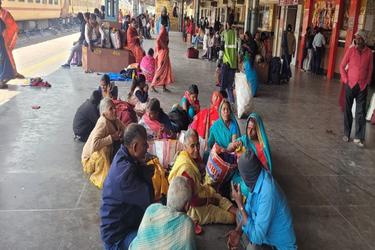 दिल्ली स्टेशन पर भगदड़ का भागलपुर में दिखा असर, विक्रमशिला एक्सप्रेस समेत ये ट्रेनें हुई रद्द दिल्ली स्टेशन पर भगदड़ का भागलपुर में दिखा असर, विक्रमशिला एक्सप्रेस समेत ये ट्रेनें हुई रद्द