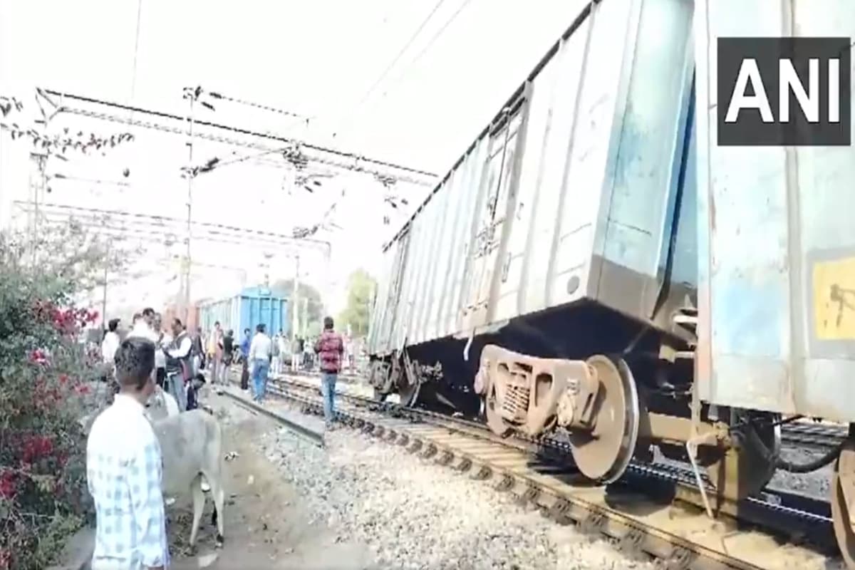 Goods Train Derailed: पटरी से उतरे मालगाड़ी के तीन डिब्बे, कई ट्रेनों की आवाजाही प्रभावित Goods Train Derailed: पटरी से उतरे मालगाड़ी के तीन डिब्बे, कई ट्रेनों की आवाजाही प्रभावित