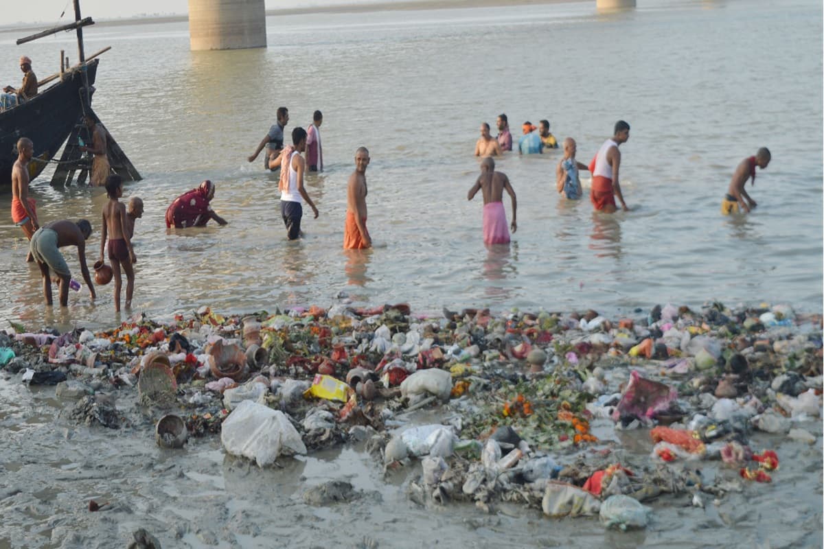 गंगा नदी का बरारी पुल घाट गंगा किनारे फैली गंदगी