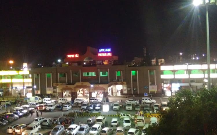 Railway Station: अब एयरपोर्ट की तरह स्टेशनों पर खोले जाएंगे शॉपिंग मॉल और मार्ट, जानें कब निकलेगा टेंडर