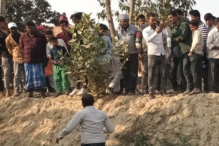 समस्तीपुर: बिजली के खंभे से टकराई बाइक, दो दोस्तों की मौत, एक साथी जख्मी