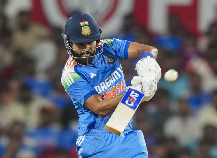 Viral Video: ये कैसा शॉट खेल गए कप्तान, 2 रन बनाकर आउट हुए रोहित शर्मा