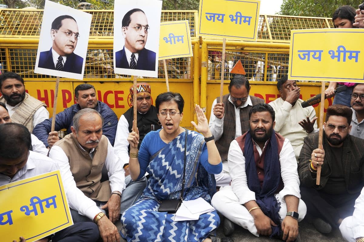 Delhi Assembly Session: विधानसभा के बाहर 7 घंटे तक AAP विधायकों का प्रदर्शन, बीजेपी पर तानाशाही का आरोप