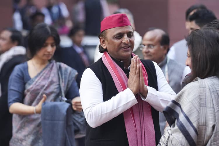 Mahakumbh 2025 : भीड़ के डर से बंद किया रेलवे स्टेशन, अखिलेश यादव बोले- कल को पुलिस स्टेशन भी बंद कर देंगे