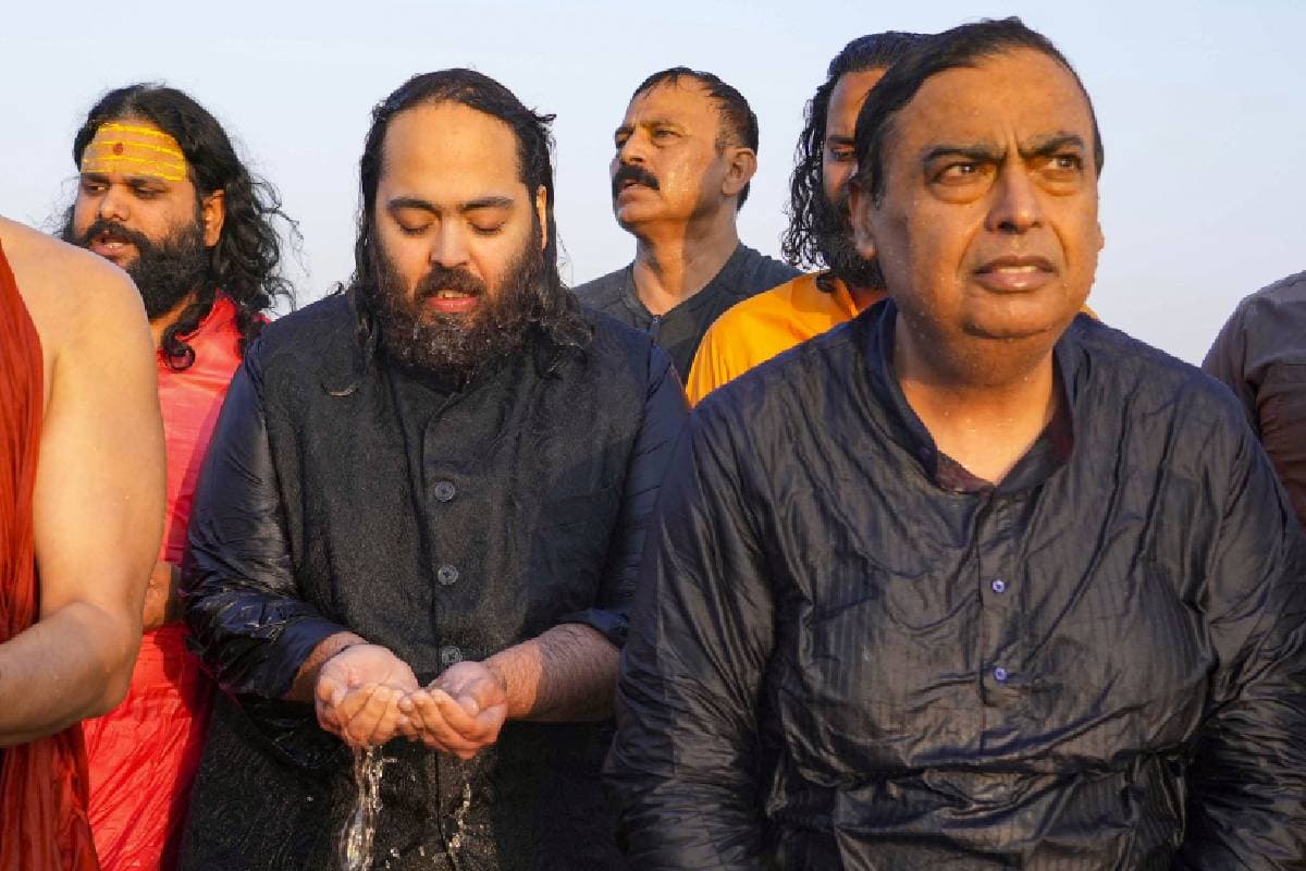 Anant Ambani Video : अनंत अंबानी ने संगम में कितनी बार लगाई डुबकी? देखें वीडियो