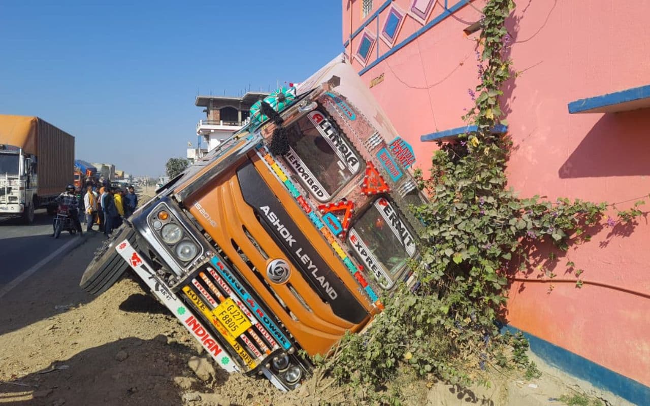 Bihar Accident: बाइक को साइड देने में घर पर पलटा कंटेनर, सूरत से जा रहा था कोलकाता Bihar Accident: बाइक को साइड देने में घर पर पलटा कंटेनर, सूरत से जा रहा था कोलकाता