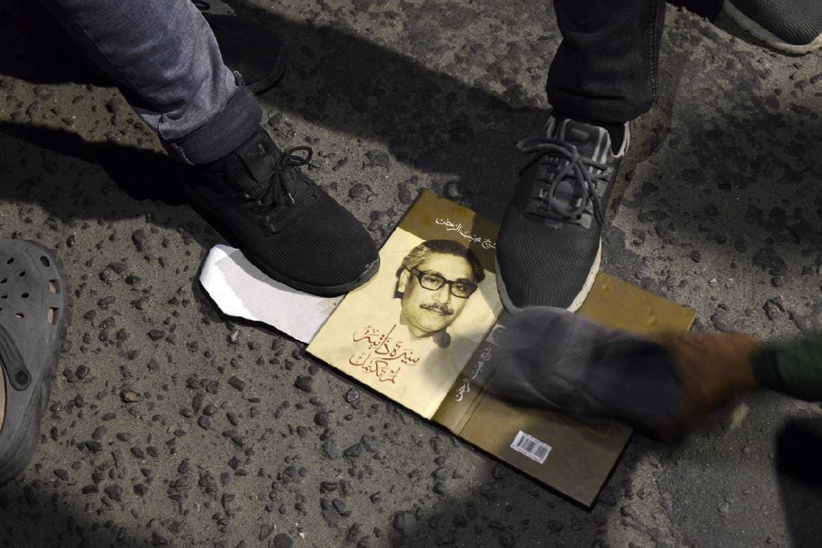 Bangladesh Violence : शेख मुजीबुर रहमान के घर में लगाई गई आग, शेख हसीना ने कहा- याद रखना इतिहास लेता है बदला