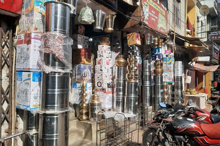 मुजफ्फरपुर के छाता बाजार में सुविधाओं की कमी, सड़क जाम और अतिक्रमण से व्यापारियों की बढ़ी परेशानी