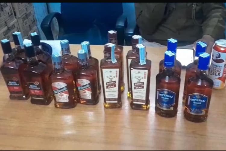 पिकअप से छिपाकर ले जाई जा रही थी शराब, गया पुलिस ने 428 लीटर अंग्रेजी शराब किया बरामद