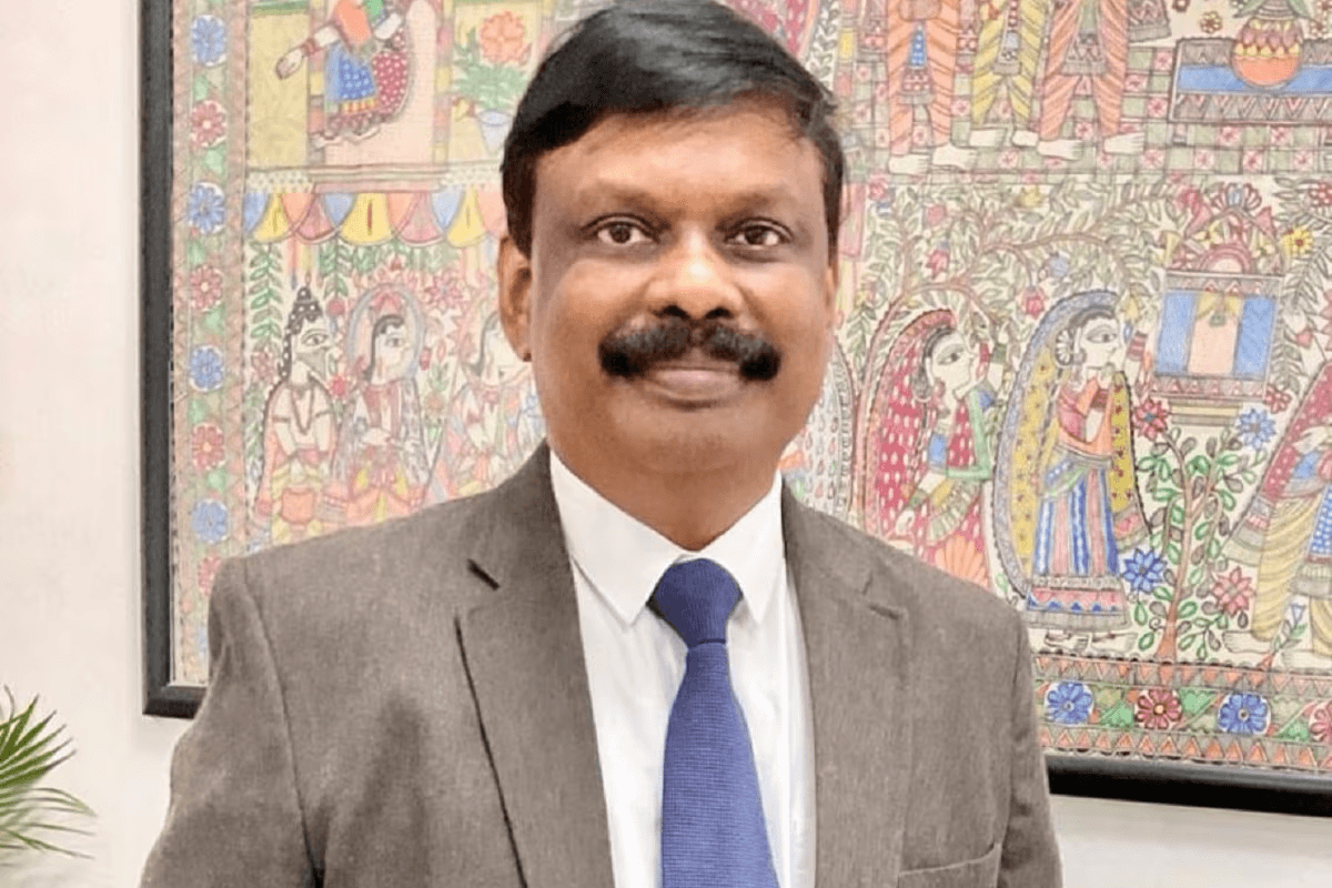 Video: ACS सिद्धार्थ स्कूल पहुंच कर खुद लेने लगे क्लास, चेक किया होमवर्क