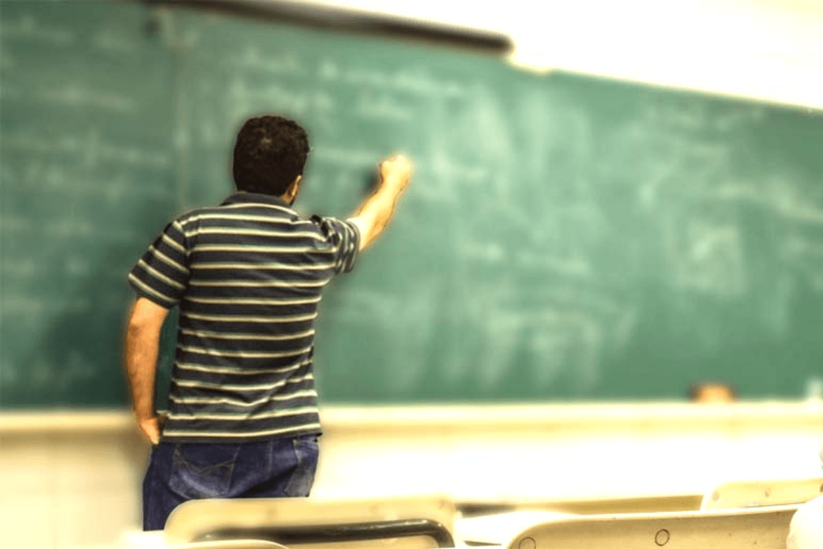 Bihar News: छात्रा को 'बैड टच' करना शिक्षक को पड़ा भारी, किए गए सस्पेंड