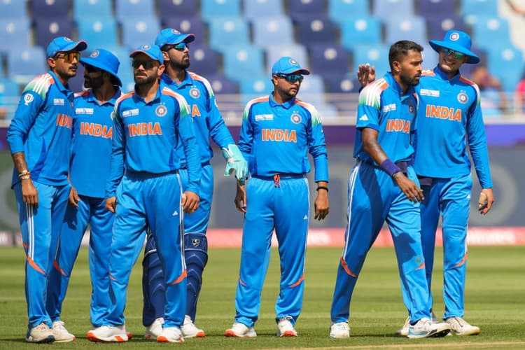 रोहित के जाल में फंसे बाबर आजम, हार्दिक ने की लहराती गेंद पर ललचाए और हो गया काम तमाम, Video