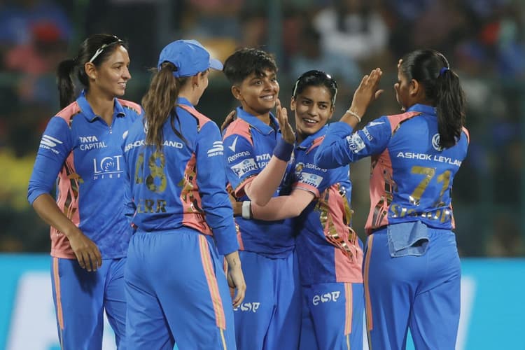 RCB vs MI: मुंबई ने रोकी बंगलुरु की हैट्रिक, सांसे रोक देने वाले मैच में चार विकेट से हराया