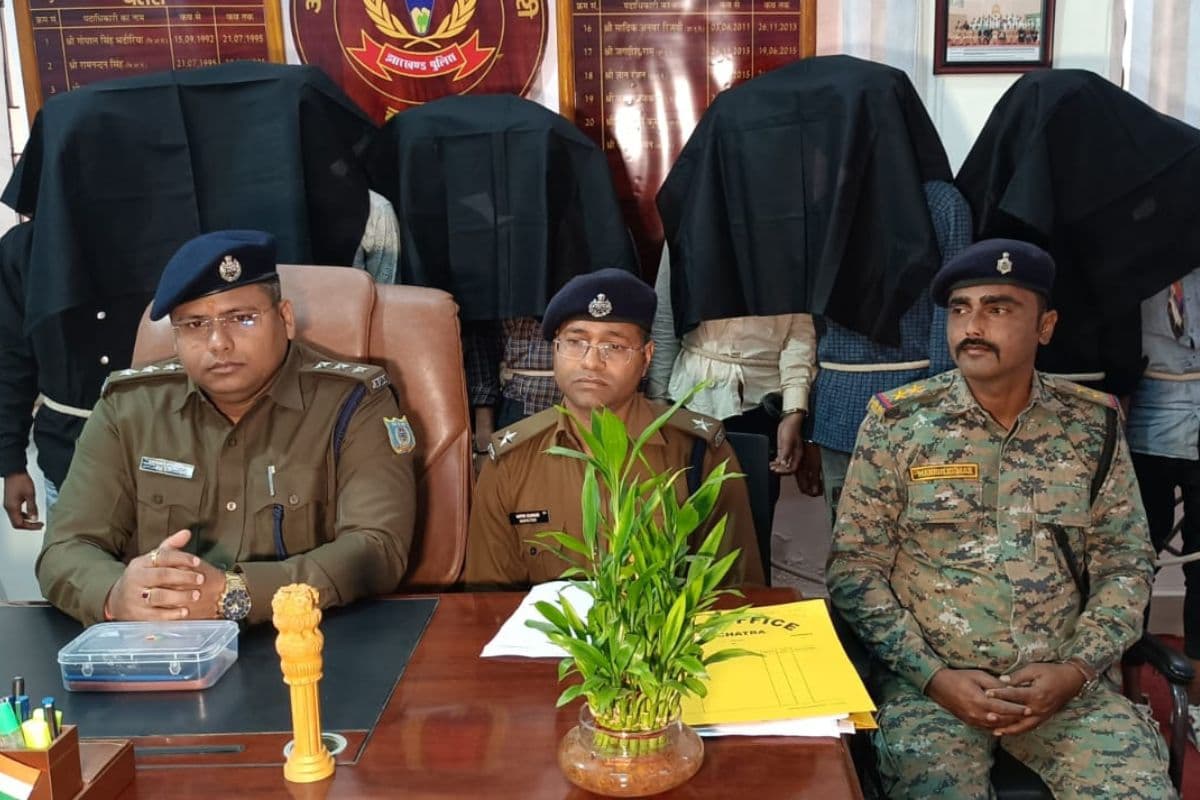 Chatra Crime: चतरा से 16 पुड़िया ब्राउन शुगर के साथ 8 तस्कर अरेस्ट, SP और SDPO का मोबाइल नंबर जारी