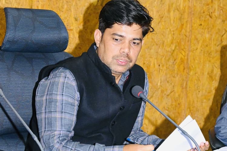 Success Story: कभी बेचते थे चूड़ी, सिविल सर्विस की तैयारी के लिए छोड़ी सरकारी नौकरी फिर बन गये IAS