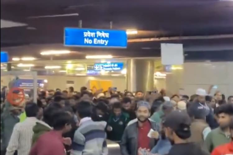 Delhi Metro Viral Video: दिल्ली मेट्रो में हुड़दंग का वीडियो वायरल, AFC गेट फांदने वालों पर होगी FIR