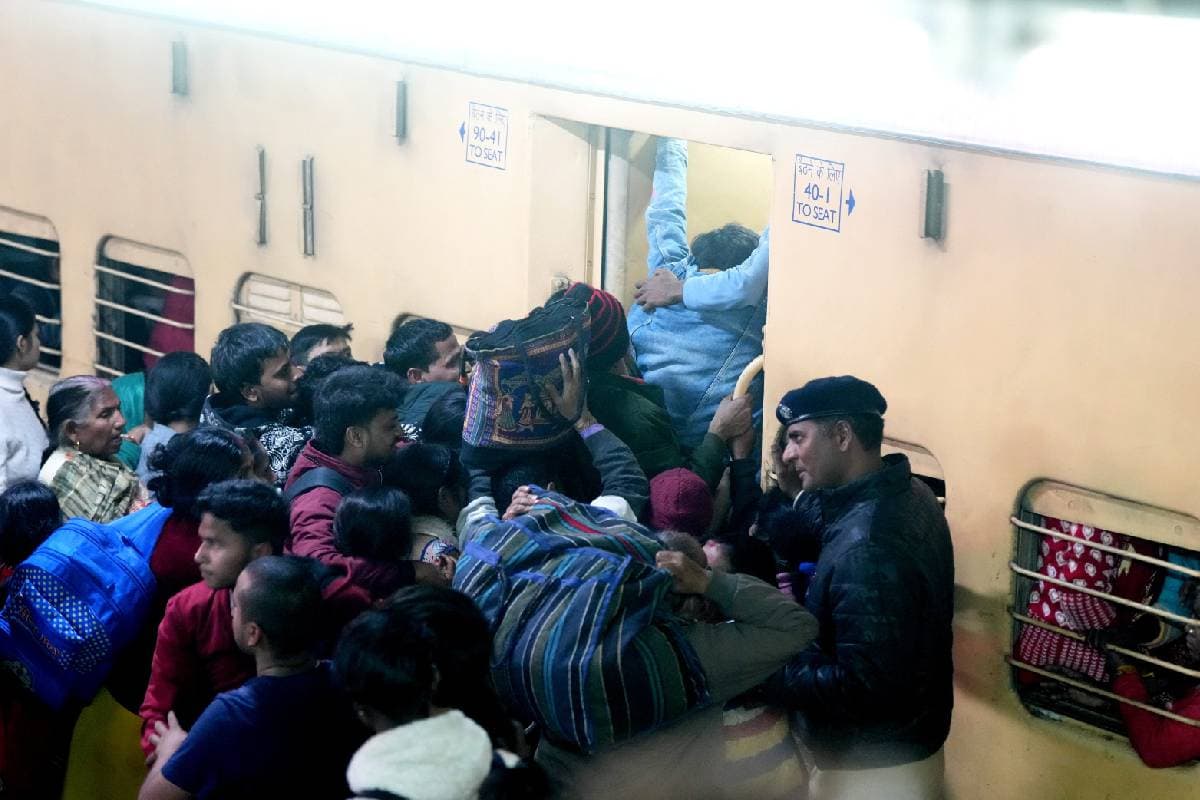 Delhi Stampede : ट्रेन लेट थी, सीढ़ियां बंद कर दी गई, लोग देने लगे धक्का, दो बार मची भगदड़, जानें पूरी कहानी