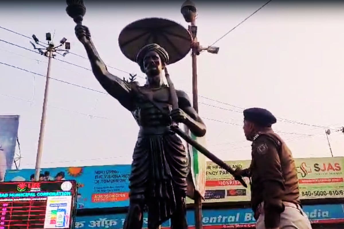 Dhanbad Crime News lord birsa munda statue damaged