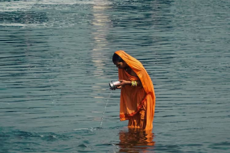 Ganga Snan: गंगा स्नान करते समय इन नियमों का ध्यान रखें महिलाएं