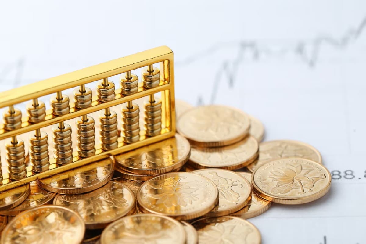 Gold Price Crash: सोना 500 रुपये टूटा, चांदी 2,100 रुपये गिरी! अभी चेक करें नए दाम