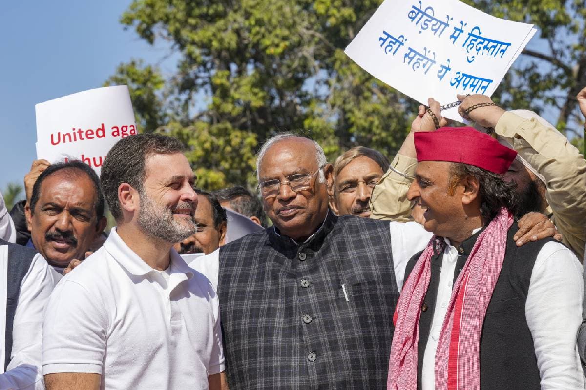 Illegal Immigrants Video : हाथ में हथकड़ी लेकर विपक्ष का प्रदर्शन, कहा- देश का अपमान नहीं सहेंगे