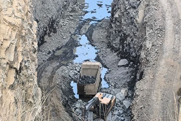 झारखंड में हेमंत सोरेन सरकार का आदेश ताक पर, धड़ल्ले से अवैध पत्थर उत्खनन पर एक्शन, रद्द होगा खनन पट्टा