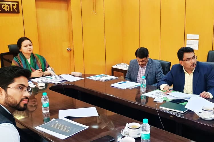 जिला स्तर पर लंबित योजनाओं की मुख्य सचिव ने की समीक्षा, उपायुक्तों को दिये ये निर्देश