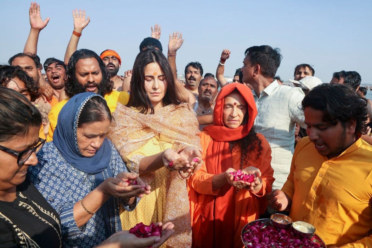 Mahakumbh 2025: महाकुंभ में बॉलीवुड स्टार की डुबकी, आस्था में डूबीं कैटरीना कैफ, सोनाली बेंद्रे और रवीना टंडन