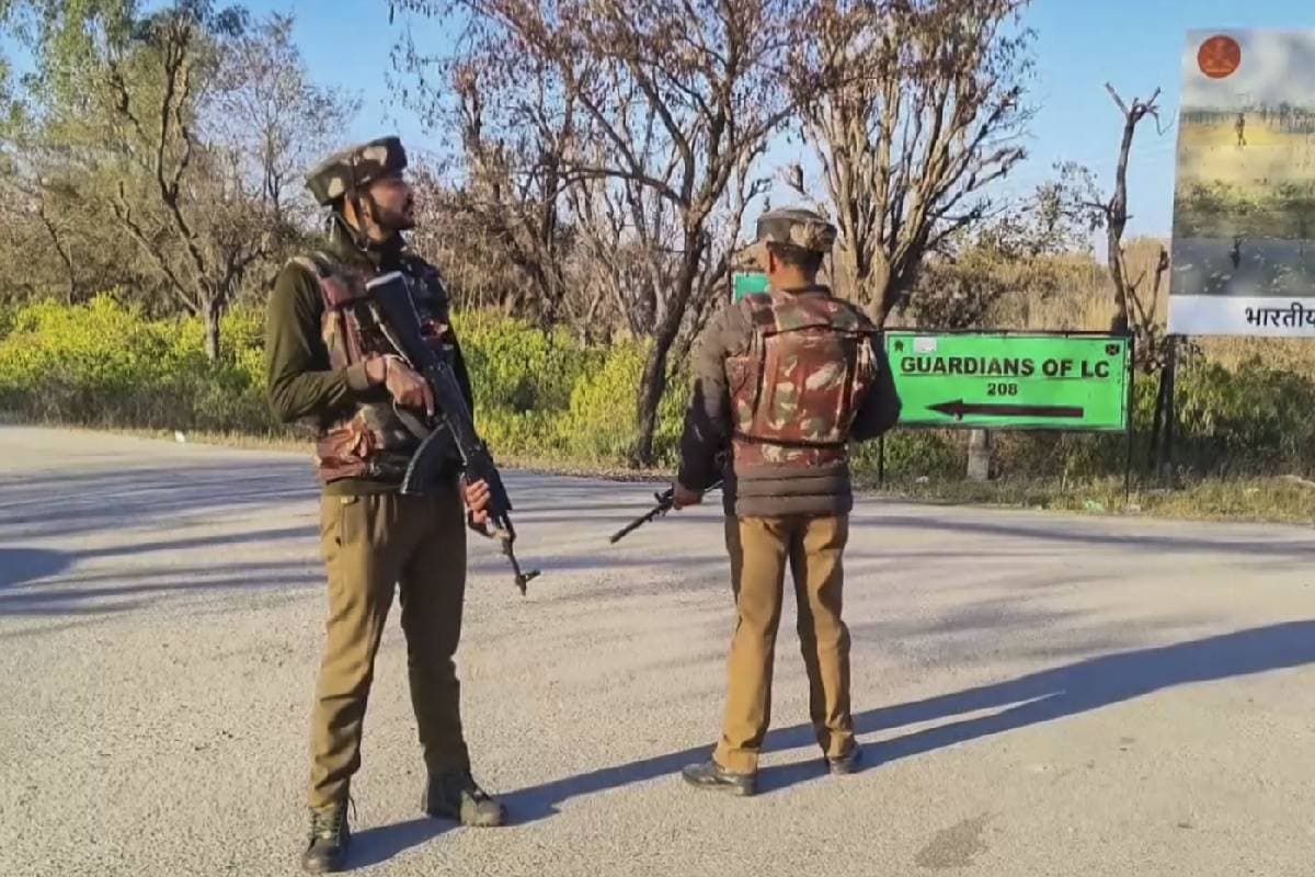 LOC Tension : पाकिस्तान की गोलाबारी का मुंहतोड़ जवाब, दुश्मन देश की चौकियां धुआं-धुआं