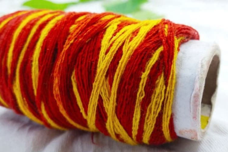 Laxmi Prapti Ke Upay: घर में कलावा बांधने से बन जायेंगे करोड़पति, बरसेगी मां लक्ष्मी की कृपा