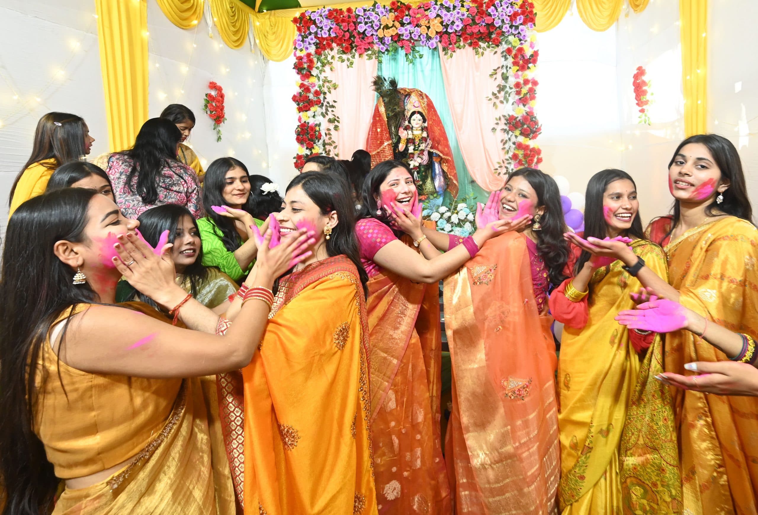 saraswati puja 2025: मां शारदे की आराधना में डूबी राजधानी, अबीर-गुलाल चढ़ाकर की मंगल कामना